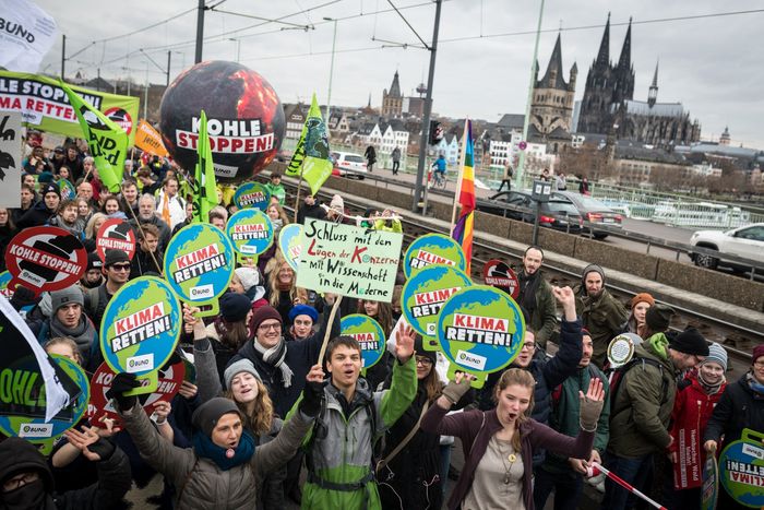 BUND-Aktive demonstrieren für den Klimaschutz in Köln.